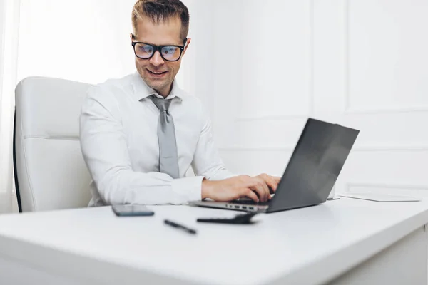 Succesvolle zakenman werken in zijn kantoor — Stockfoto