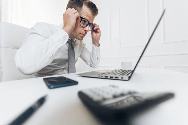 Exitoso hombre de negocios trabajando en su oficina —  Fotos de Stock