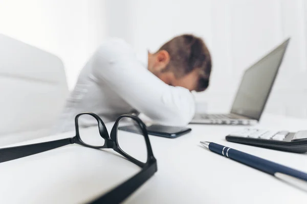 Obosit om de afaceri din cauza volumului mare de muncă — Fotografie, imagine de stoc