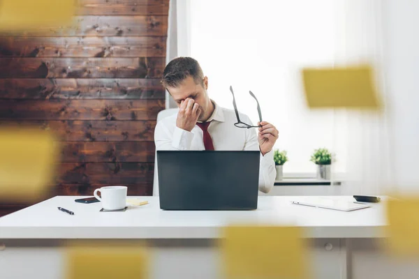 Empresario cansado de la carga de trabajo pesada —  Fotos de Stock