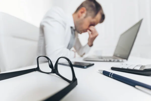 Müder Geschäftsmann von hoher Arbeitsbelastung — Stockfoto