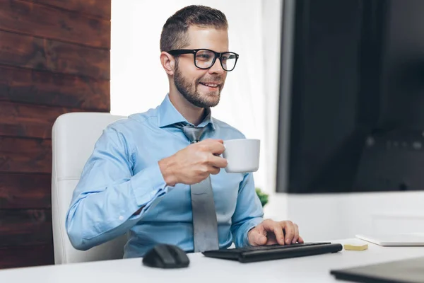 Empresário de sucesso trabalhando em seu escritório — Fotografia de Stock