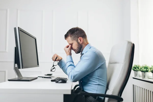 Empresario cansado de la carga de trabajo pesada —  Fotos de Stock