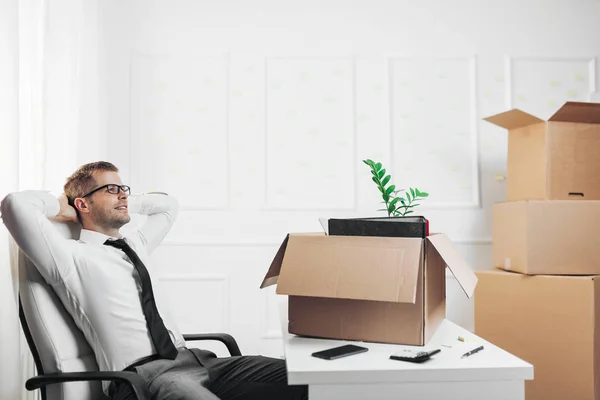 Empresário se mudando para um novo escritório — Fotografia de Stock