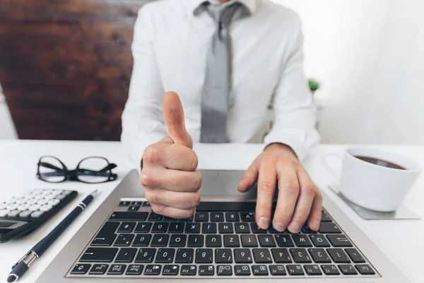 Empresário de sucesso trabalhando em seu escritório — Fotografia de Stock