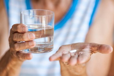 Yaşlı kadın günlük ilaç larını alıyor