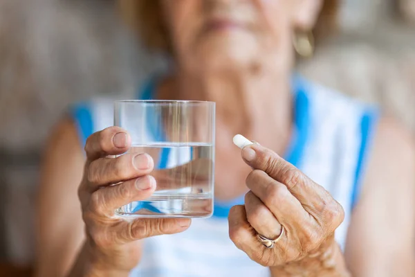 Yaşlı kadın günlük ilaç larını alıyor — Stok fotoğraf