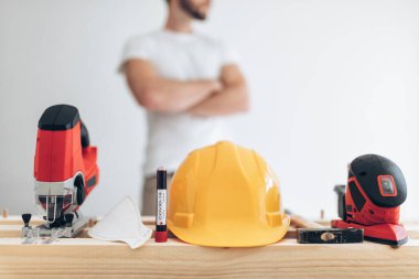 İnşaatçı Coronavirus Covid 19 kilitlenmesi sırasında çalışamıyor