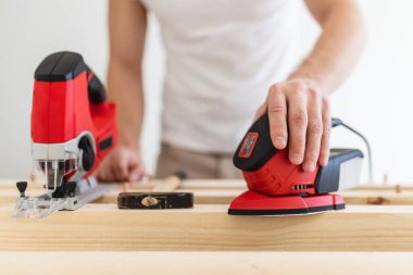 Erkek marangoz atölyesinde bir proje üzerinde çalışıyor.