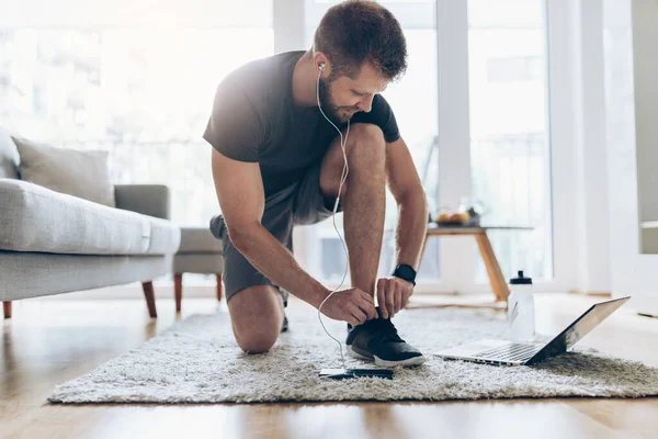 Schöner Junger Mann Arbeitet Hause Wohnzimmer — Stockfoto