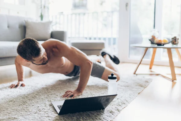 Schöner Junger Mann Arbeitet Hause Wohnzimmer — Stockfoto