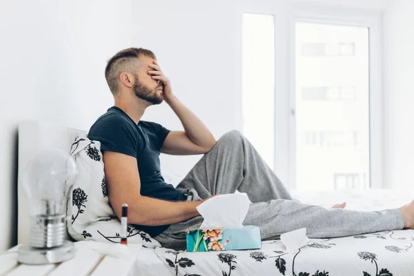 Jeune Homme Quarantaine Maison Après Test Positif Covid — Photo