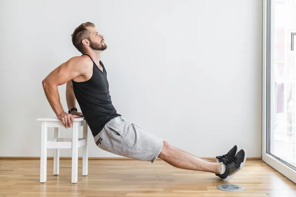 Joven Guapo Haciendo Ejercicio Casa Con Reloj Inteligente —  Fotos de Stock