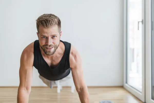 Knappe Jongeman Die Thuis Traint Met Een Slim Horloge — Stockfoto