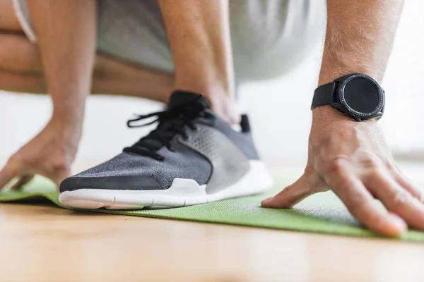 Knappe Jongeman Die Thuis Traint Met Een Slim Horloge — Stockfoto