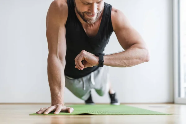 Joven Guapo Haciendo Ejercicio Casa Con Reloj Inteligente — Foto de Stock