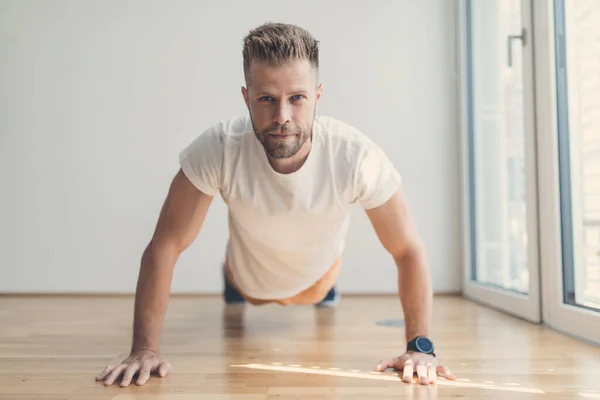 Beau Jeune Homme Travaillant Maison Avec Une Montre Intelligente — Photo