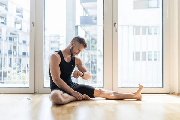 Genç Yakışıklı Adam Evde Yoga Yapıyor — Stok fotoğraf