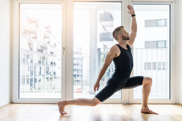 Tânăr Bărbat Chipeș Practicând Yoga Acasă — Fotografie, imagine de stoc