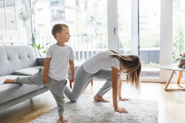 Mamá Con Hijo Pequeño Haciendo Ejercicio Sala Estar —  Fotos de Stock