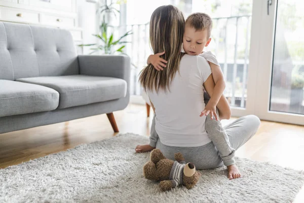 Mor Med Sin Son Leker Deras Vardagsrum — Stockfoto