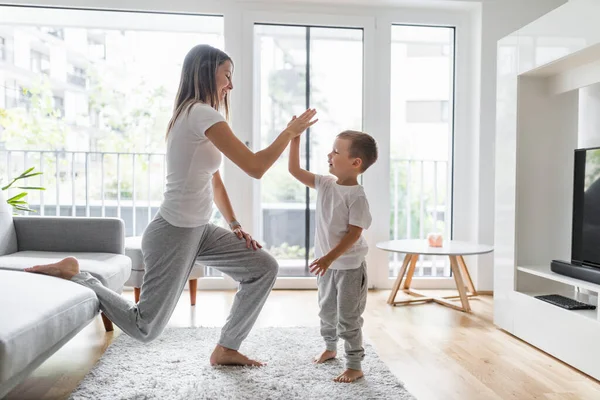 Mamma Och Hennes Son Tränar Vardagsrummet — Stockfoto