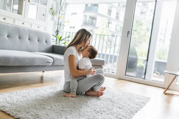 Mama Fiul Jucându Camera Lor — Fotografie, imagine de stoc