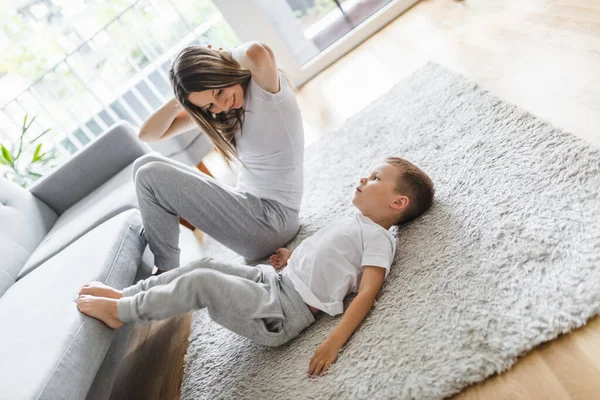 Mamma Och Hennes Son Tränar Vardagsrummet — Stockfoto