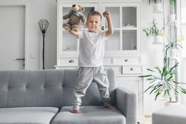 Anak Manis Rumah Sofa Ruang Tamu — Stok Foto