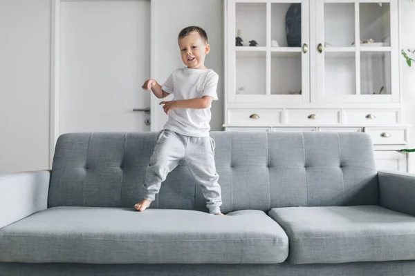 Anak Manis Rumah Sofa Ruang Tamu — Stok Foto