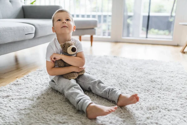 Söta Barn Hemma Leker Med Sin Nalle — Stockfoto