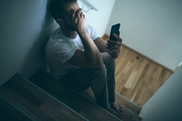 Deprimat Stând Întuneric Smartphone Său — Fotografie, imagine de stoc