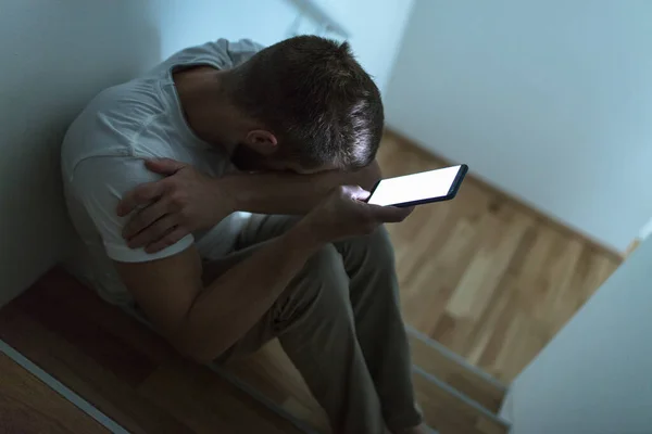 Deprimat Stând Întuneric Smartphone Său — Fotografie, imagine de stoc