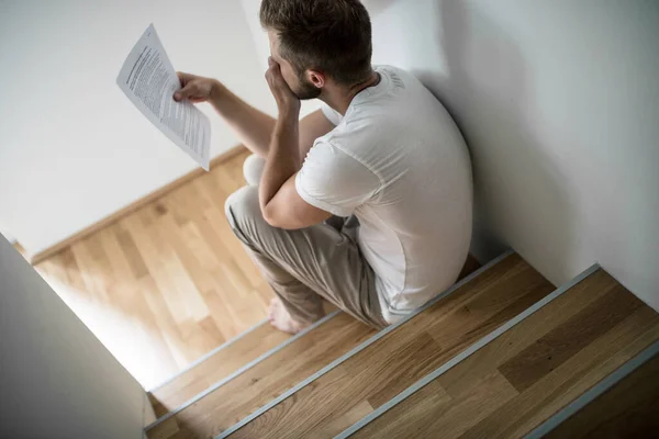 Jeune Homme Déprimé Maison Préoccupé Par Les Finances — Photo