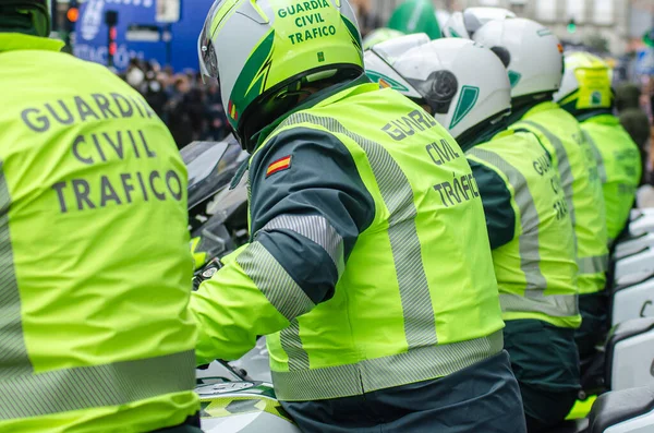 Gardiyan memurlar motosiklet devriyesine hazırlanıyor..