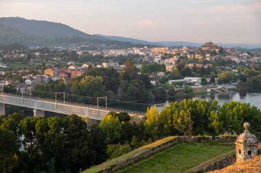 İspanya 'nın Tui sınır kasabası Valenca' nın duvarlarından İki Şehrin Hikayesi