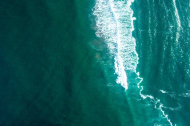 Denizdeki tek bir dalganın güzel ve yalnız mücadelesi Yalnızlığın Güzelliği