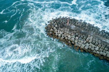 Okyanus dalgalarına karşı bir iskelenin güçlü direnci dayanıklılığın sembolü.