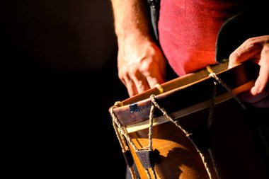 Bir müzisyen ve davulcusu arasındaki samimi bağ Odaklanma Anı