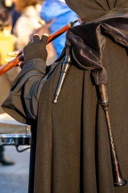 Esrarengiz siyah başlıklı bir müzisyenle tarihi canlandırma, Tarihi Canlandırma