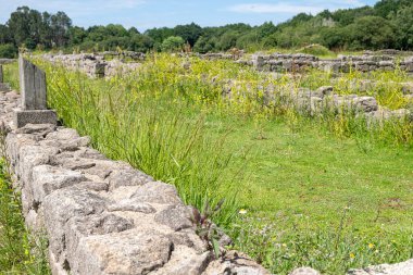 Bir Roma harabesinin taş işçiliğine yakın çekim. Antik inşaatçıların zanaatı kavramı.
