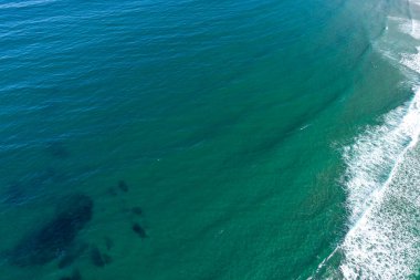 Açık denizin uçsuz bucaksız ve güzel sonsuzluğu bir insansız hava aracından Özgürlük hissi.