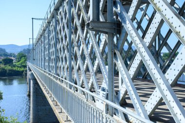 Eski bir köprünün karmaşık demircilik ve mimarisi, Mimari Yapı