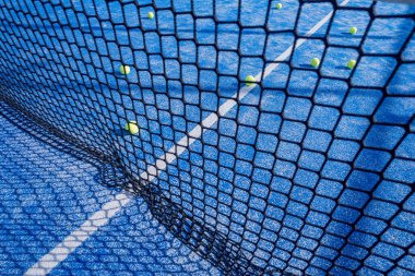 Modern bir raket sporunun soyut ve güzel bir arka planı Bariyerin Arasından Bir Görünüm