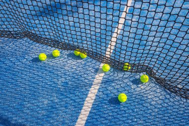 Canlı bir mavi padel kortunun gölgesi, Summer Sport