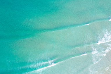 Deniz yüzeyinin huzurlu ve huzurlu güzelliği Dinginlik anı