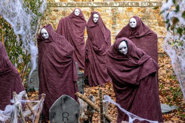 Cadılar Bayramı kutlaması için ürkütücü ve gizemli bir tarikat toplantısı.