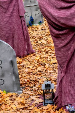 Sonbaharda bir mezarlığın güzel ve melankolik havası Anma Mevsimi