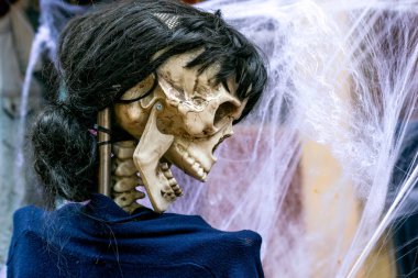 Konuşan bir kafatasının korkutucu ve rahatsız edici görüntüsü Ölümsüzlerin Korkusu