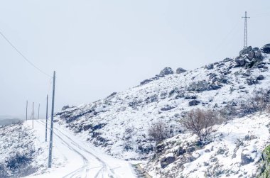Uzak ve ıssız bir yerin zorlu ve zorlu koşulları Tecrit Meydanı